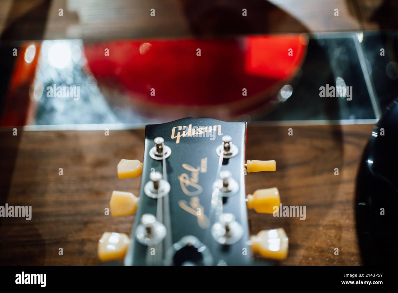 Bangkok, Thailand - 18. Mai 2024: Gibson Les Paul E-Gitarre in einem Regal im Gitarrenladen. Stockfoto