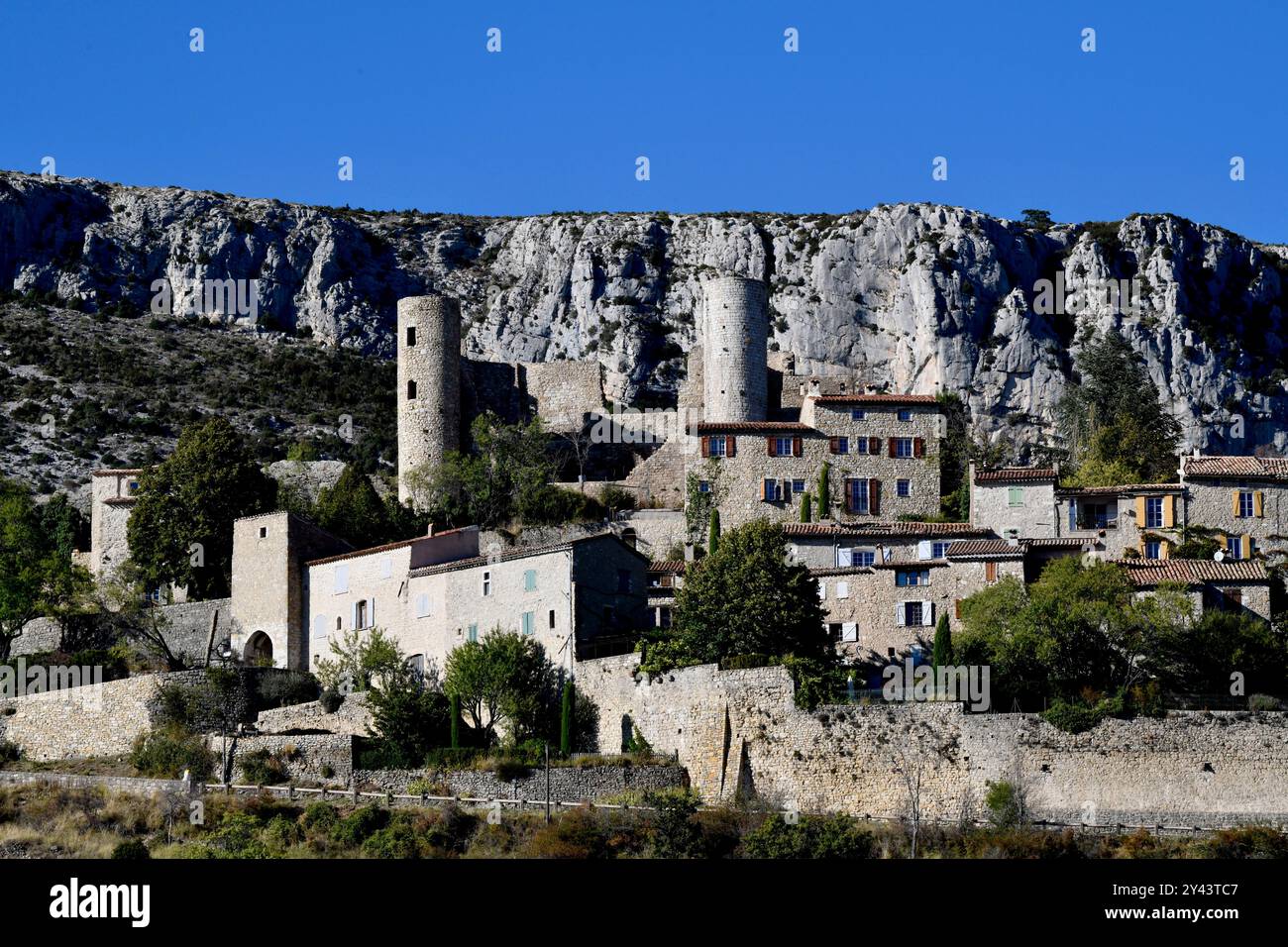 Bargeme, Frankreich, 2024 Blick auf das historische Dorf mit den Ruinen von Château mittelalterliche Burg und Steintürme. Stockfoto