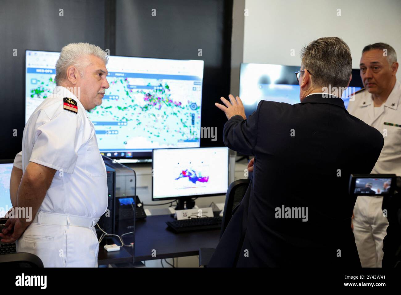 Premierminister Sir Keir Starmer schaut während seines Besuchs im Nationalen Koordinierungszentrum in Rom auf Bildschirme, die den Seeverkehr vor der italienischen Küste zeigen. Bilddatum: Montag, 16. September 2024. Stockfoto