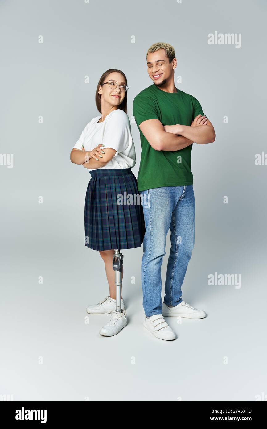 Zwei Freunde posieren gemeinsam und zeigen ihre Freundschaft und Individualität. Stockfoto