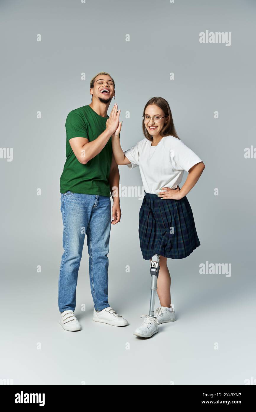 Zwei Freunde teilen sich eine fröhliche High-Five und feiern ihre einzigartige Bindung und Erfahrungen. Stockfoto