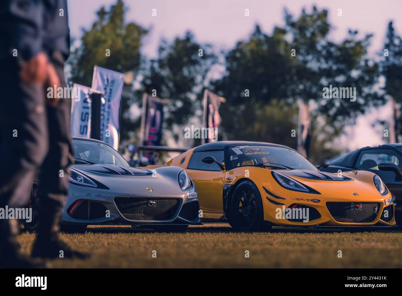 Zwei Lotussportwagen auf der Autoshow. Doha, Katar 11-08-2024 Stockfoto
