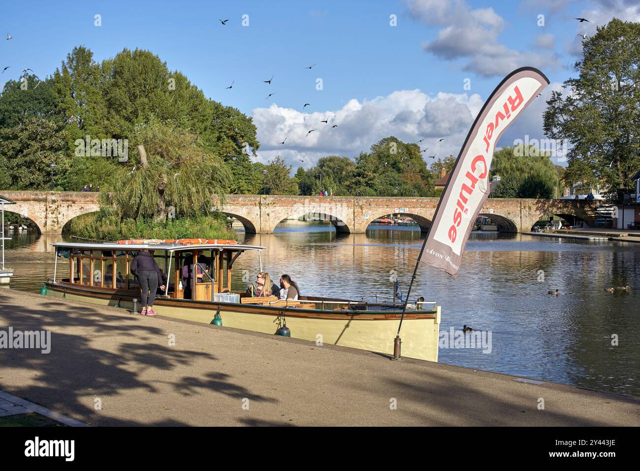 Vergnügungsboot mit Bootstouren auf dem Fluss Avon in Stratford upon Avon, England, Großbritannien Stockfoto Vergnügungsboot mit Bootstouren auf dem Fluss Avon in Stratford upon Avon, England, Großbritannien Stockfoto