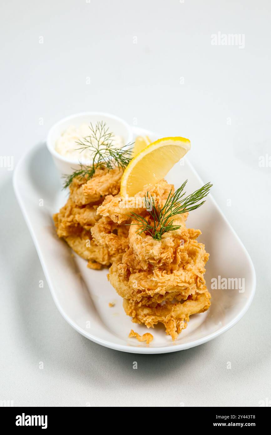 Nahaufnahme eines schönen leckeren gebratenen Tintenfisches auf weißem Hintergrund Stockfoto