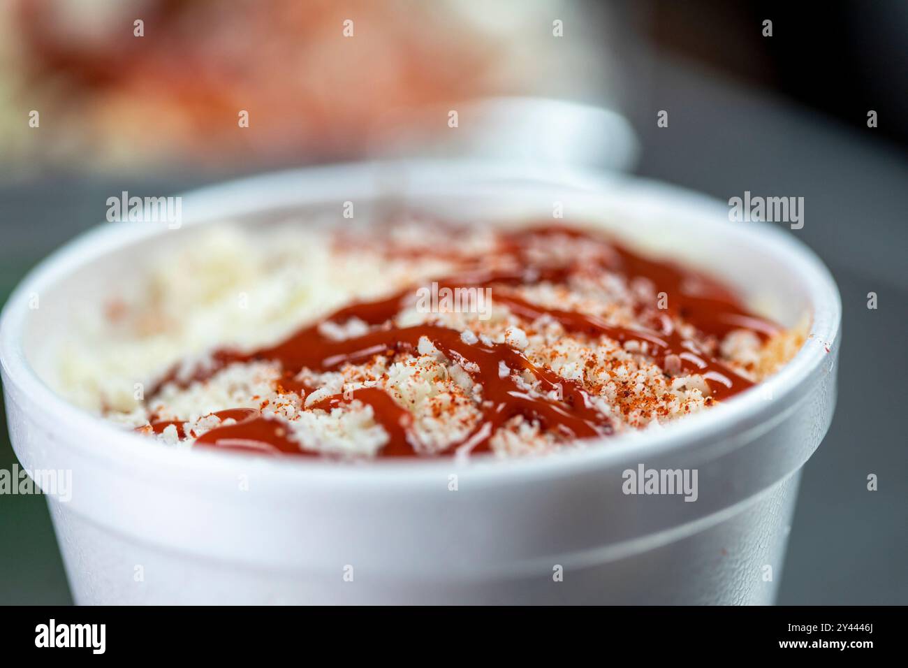 Nahaufnahme des Fruchtbechers, der mit mexikanischen Toppings bedeckt ist Stockfoto