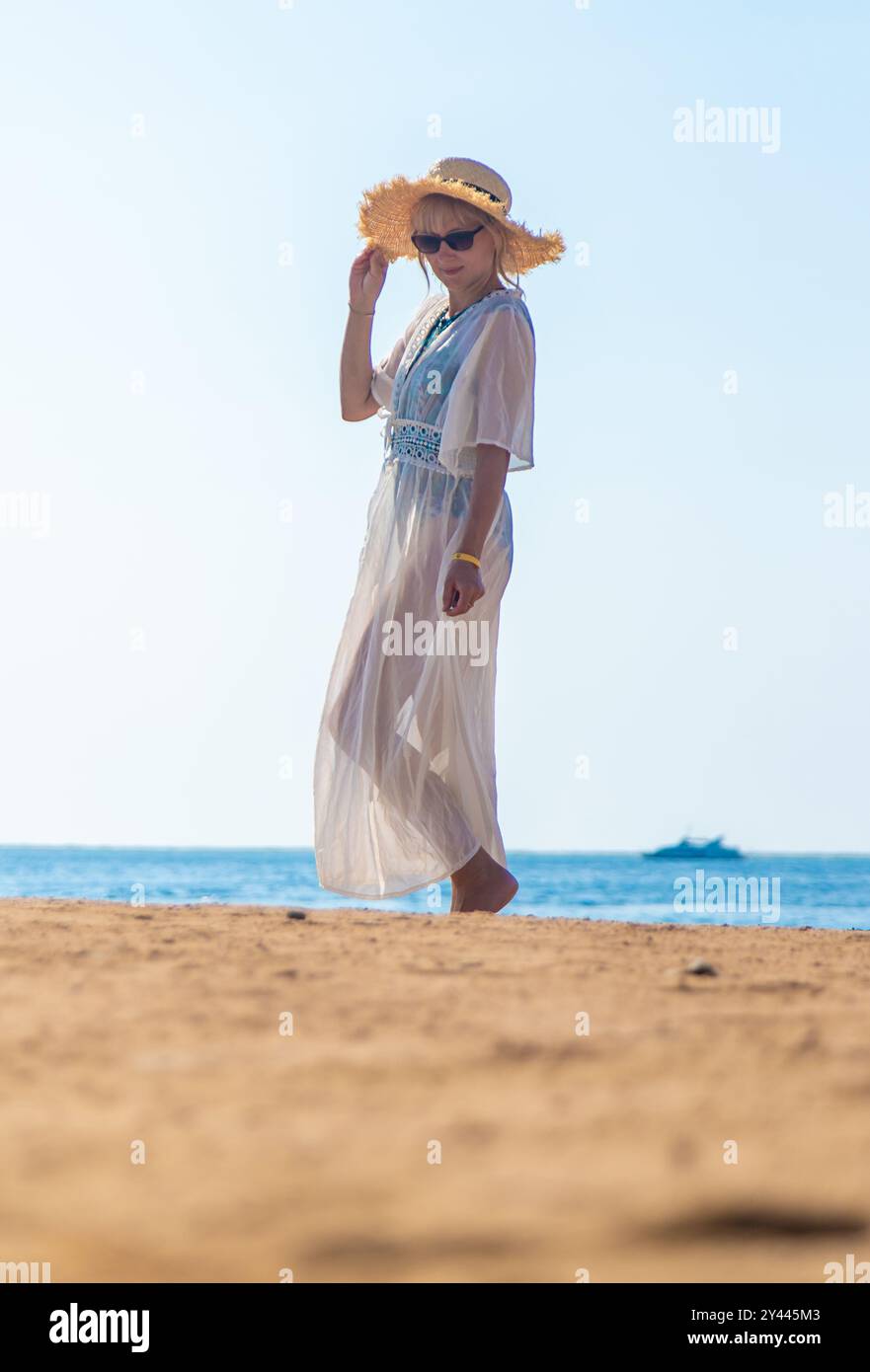 Frau mit Hut am Meer. Selektiver Fokus. Kind. Stockfoto