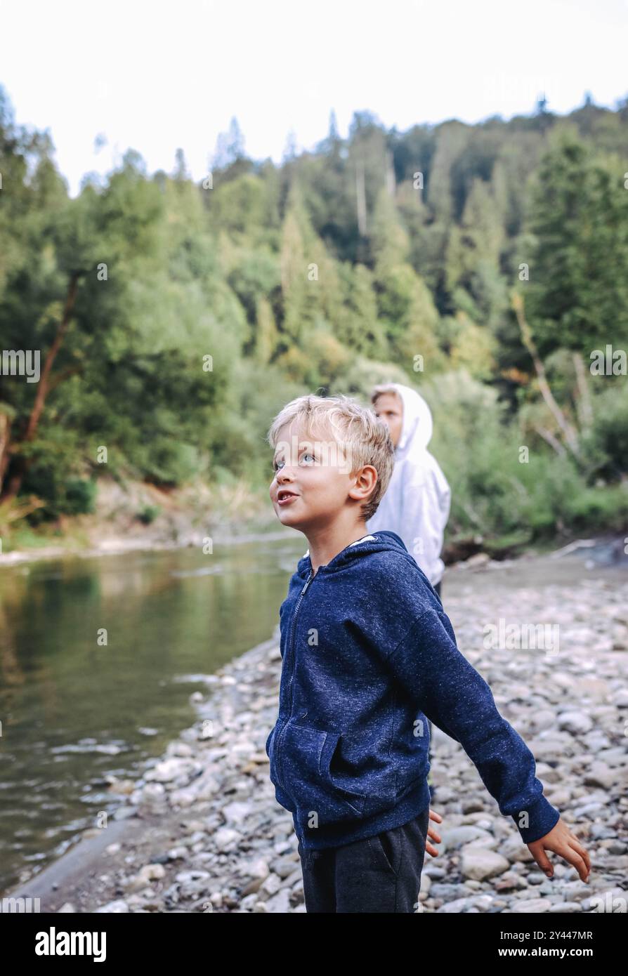 Zwei Kinder am Fluss Stockfoto