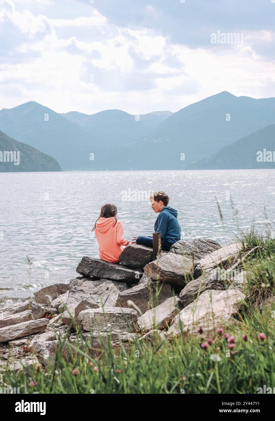 Zwillinge am friedlichen Fluss Stockfoto