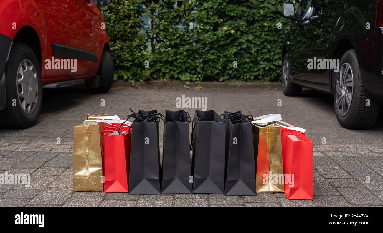 Rote, schwarze und goldene Einkaufstaschen Stockfoto