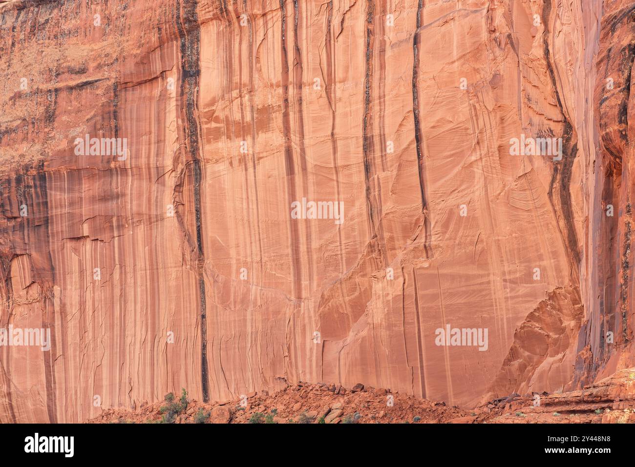 Sandsteinklippe mit einzigartigen Streifen im Monument Valley. Stockfoto