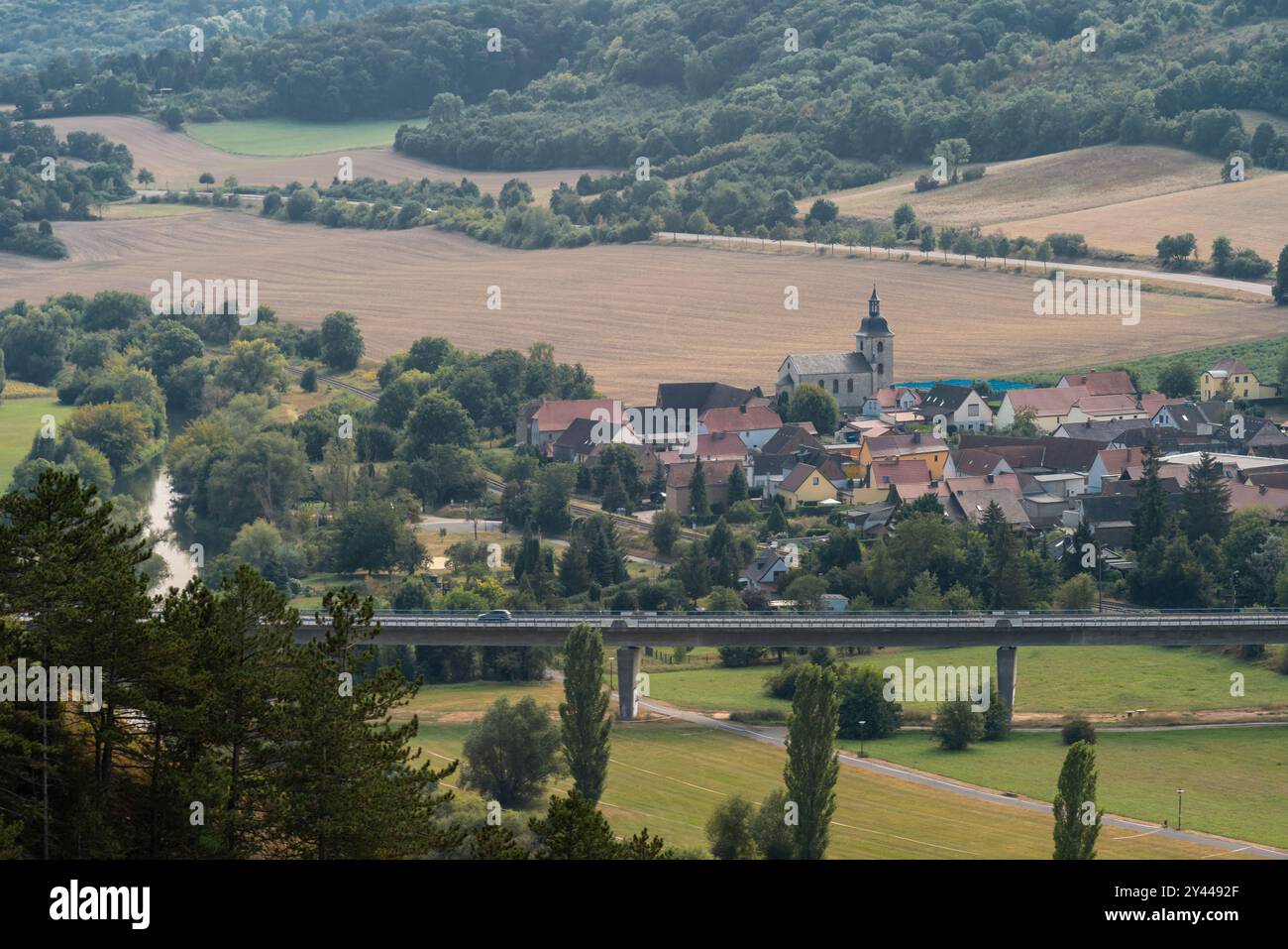 Malerischer Blick vom Schloss Neuenburg auf die Landschaft rund um Nissmitz im Burgenlandkreis Sommer 2024, Freyburg, Sachsen-Anhalt, Deutschland, Europa Stockfoto