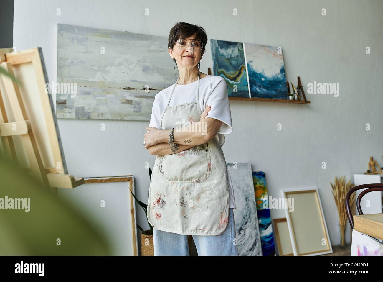 Eine Malerin in ihrem Atelier genießt einen Moment der Inspiration in ihrem Kunstwerk. Stockfoto