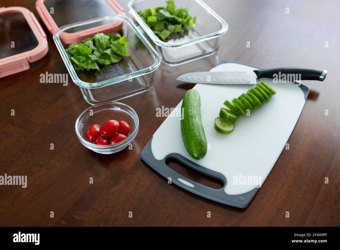 Schneiden Sie Gurken in der Mahlzeit-Vorbereitungsphase Stockfoto