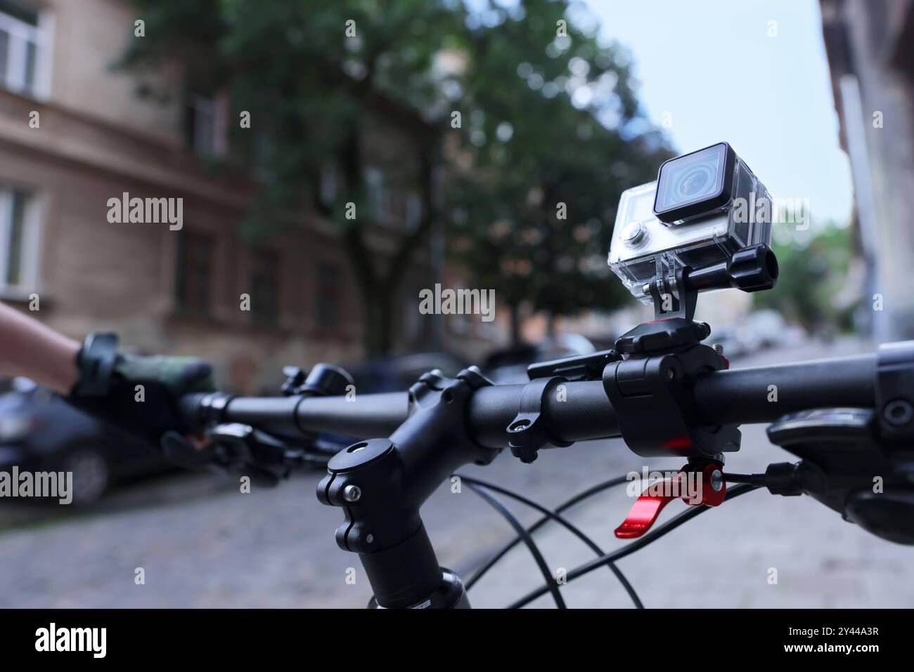 Moderne Action-Kamera mit Halterung am Fahrrad im Freien, Nahaufnahme Stockfoto