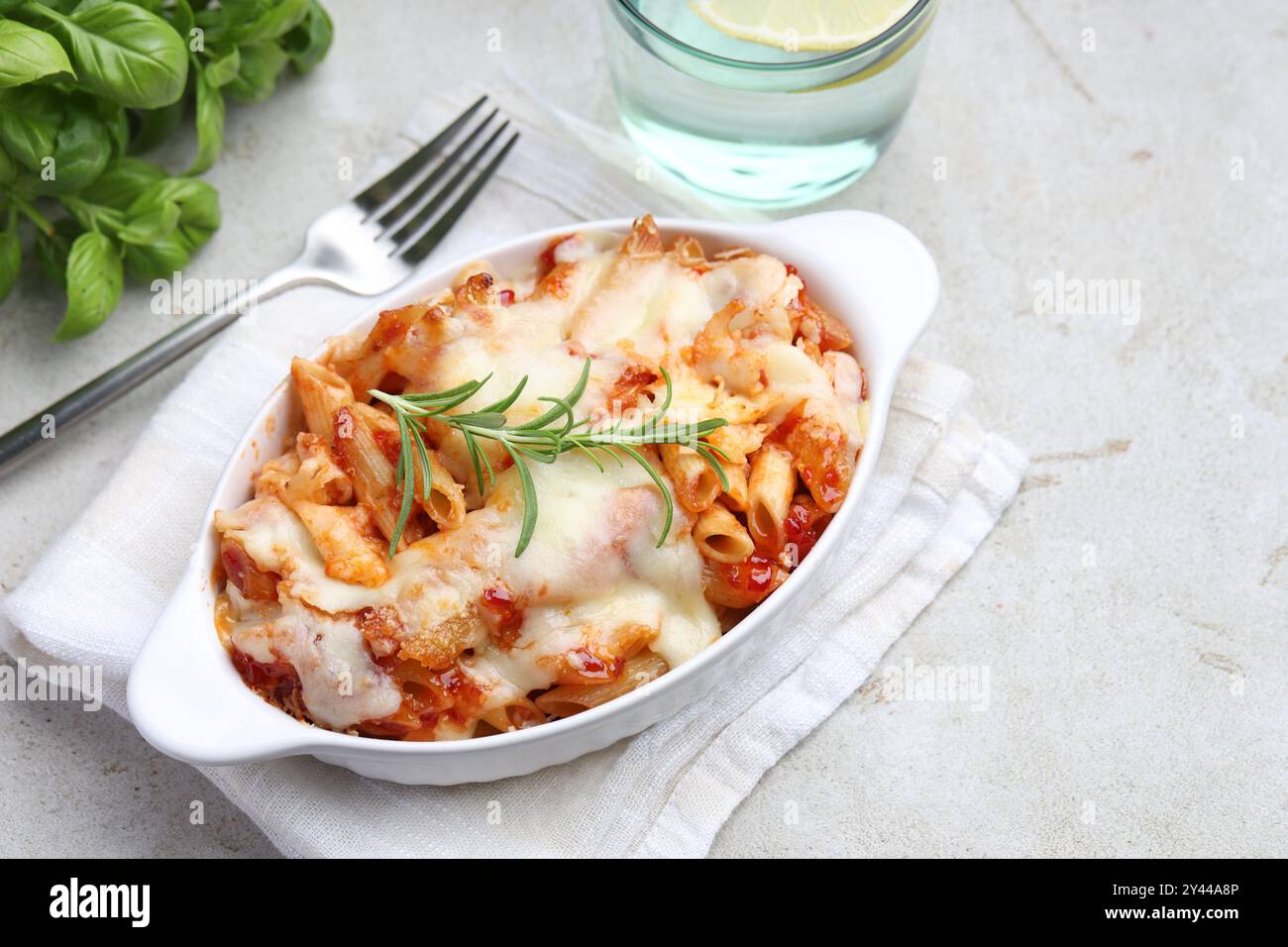 Köstliche al-Forno-Pasta in Backform auf Lichttisch, Nahaufnahme Stockfoto