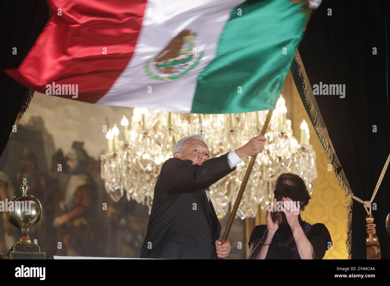 Mexiko-Stadt, Mexiko. September 2024. Der mexikanische Präsident Andres Manuel Lopez Obrador schwenkt die Nationalflagge während der Zeremonie „Cry of Dolores“ anlässlich des mexikanischen Unabhängigkeitstages am 15. September 2024 in Mexiko-Stadt. Mexiko feiert seinen jährlichen Unabhängigkeitstag am 16. September. Quelle: Francisco Canedo/Xinhua/Alamy Live News Stockfoto