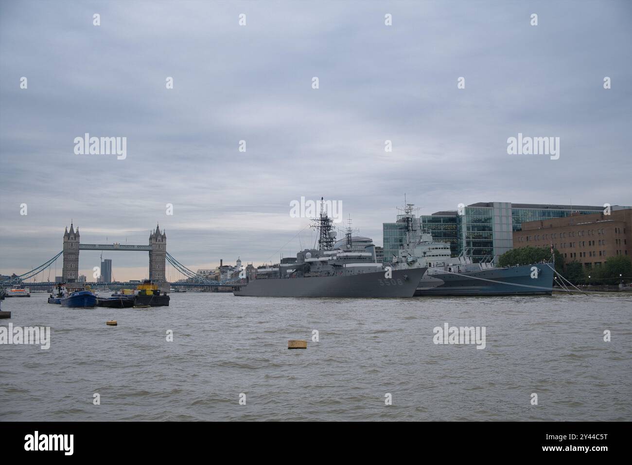 Das japanische Kriegsschiff JS Kashima legte neben der HMS Belfast an der Themse in London an Stockfoto