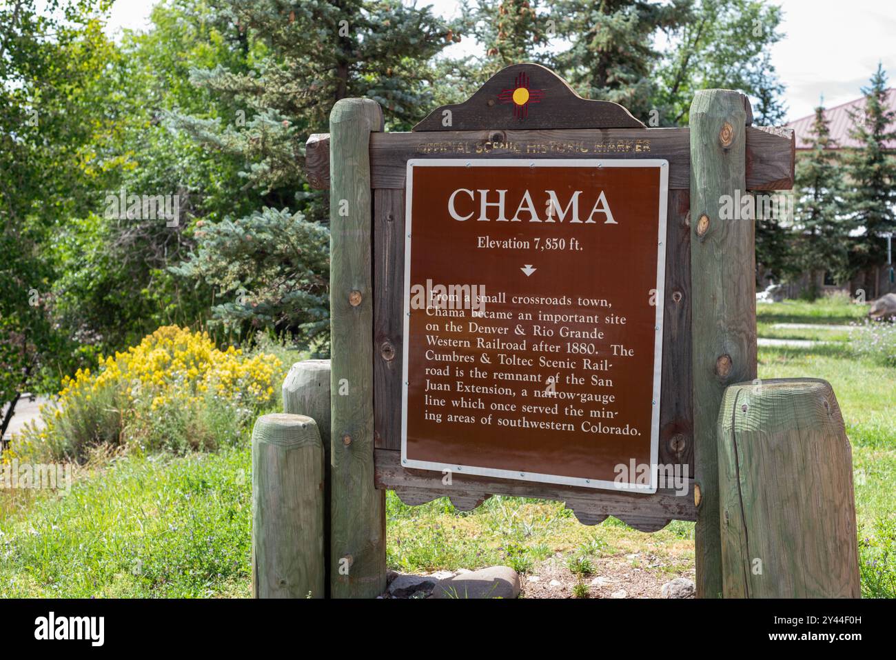 Offizieller malerischer historischer Marker, der die Eisenbahn- und Bergbaugeschichte von Chama, New Mexico, USA, erklärt. Stockfoto