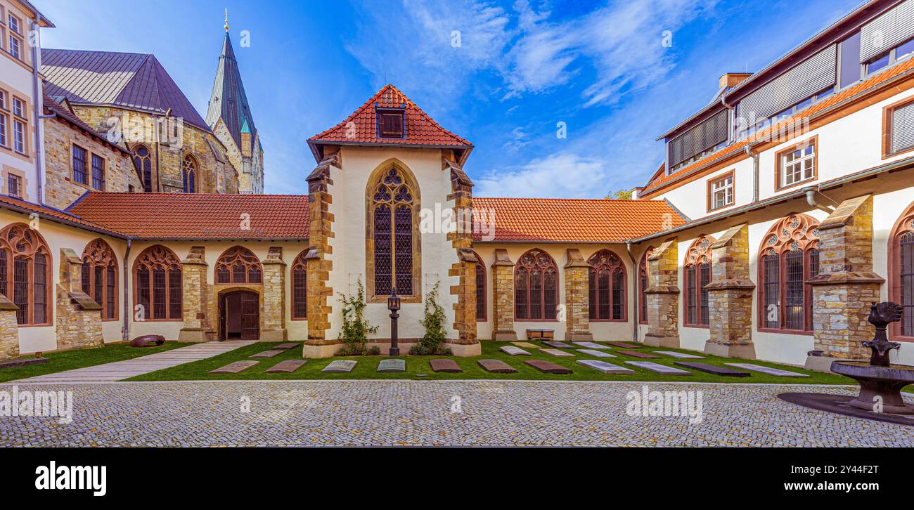 Innenhof und Kreuzgang des Hohen Dom in Paderborn. Nordrhein-westfalen, Deutschland Stockfoto