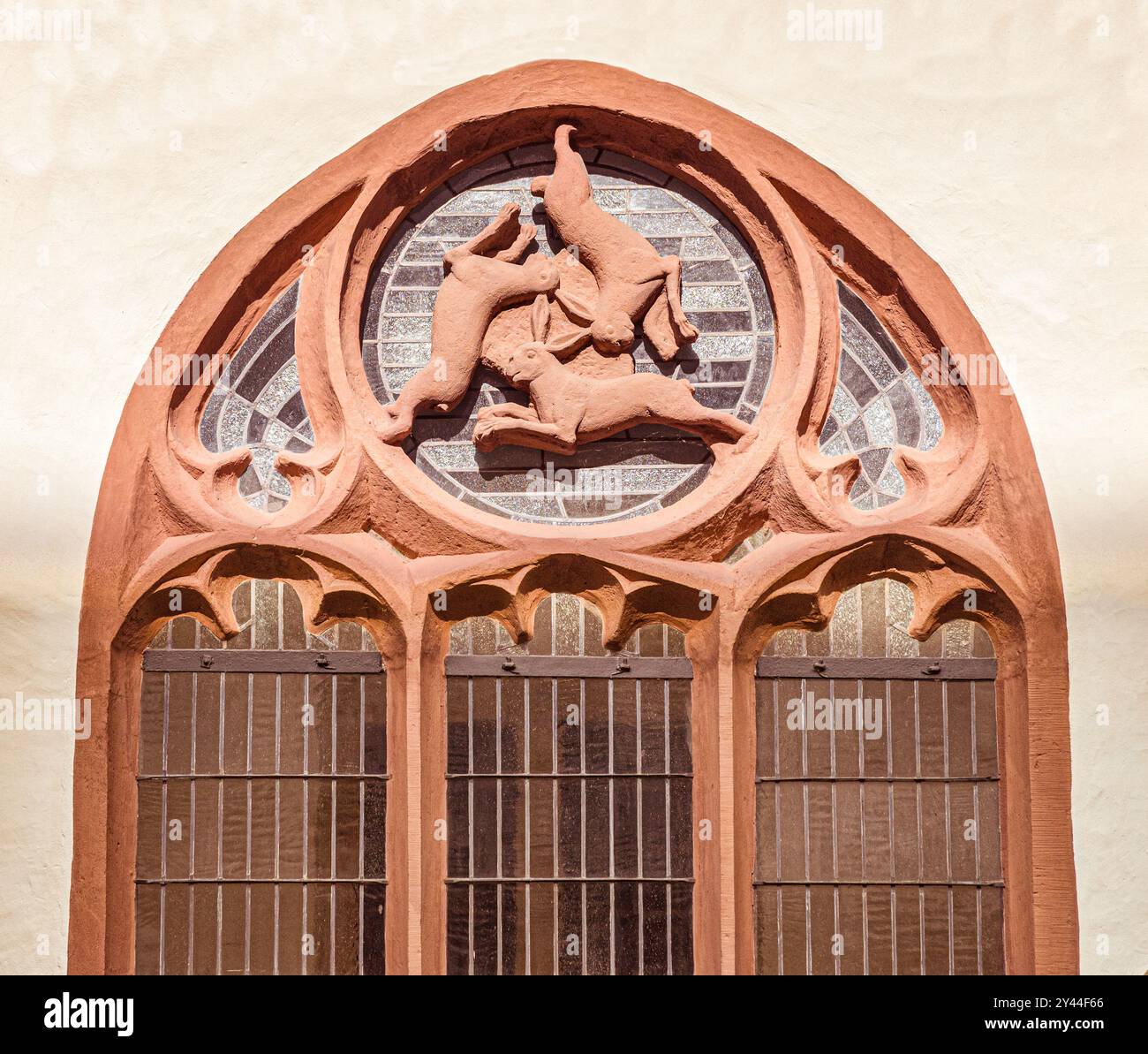 Die drei - Kaninchen Fenster im Kreuzgang des Hohen Dom in Paderborn. Nordrhein-westfalen, Deutschland Stockfoto