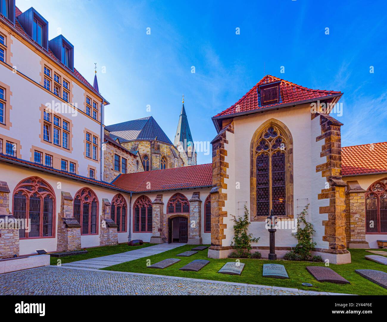 Innenhof und Kreuzgang des Hohen Dom in Paderborn. Nordrhein-westfalen, Deutschland Stockfoto