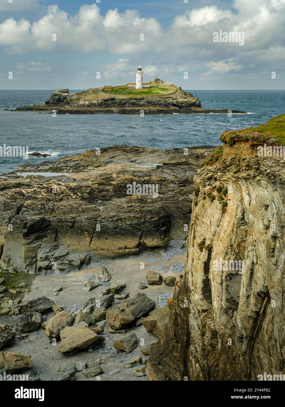 Godrevy Lighthouse, St Ives Bay, Cornwall – erbaut in den Jahren 1858–59, steht der Godrevy Lighthouse am Godrevy Head Marking Stones Reef, das viele Sch beansprucht Stockfoto
