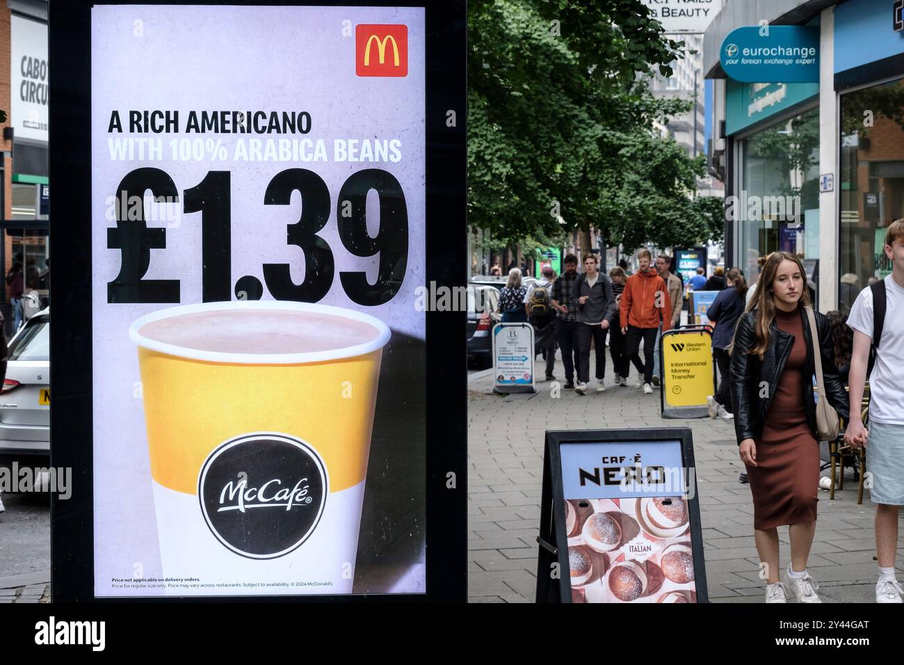 LED-Werbung für Macdonalds Coffee im Broadmead Shopping Quarter Bristol UK McCafe Coffee Macdonalds Stockfoto