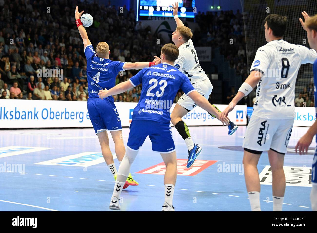 Ellidi Vidarsson (VfL Gummersbach 4) kann einen Bal von Lukas Hutecek (TBV Lemgo Lippe 2) abfangen VfL Gummersbach vs. TBV Lemgo Lippe, Handball, Daikin 1. Bundesliga, 2. Spieltag, Spielzeit 2024-2025, Schwalbe Arena Gummersbach, 15,09.2024 Foto: Eibner-Pressefoto/Jürgen Augst Stockfoto