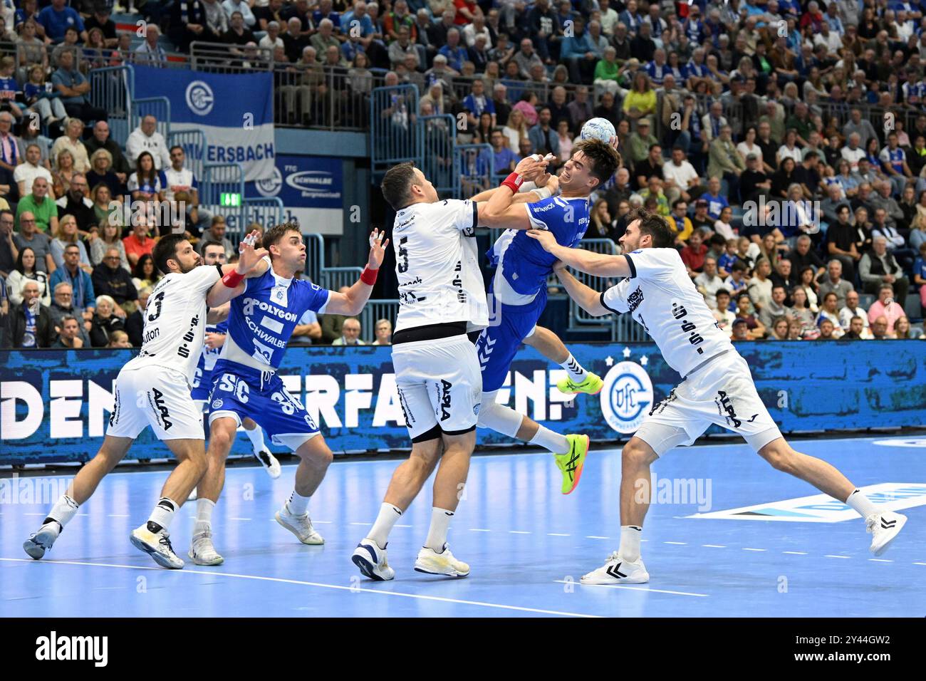 Julian Koester (VfL Gummersbach 7) gegen Jan Brosch (TBV Lemgo Lippe 5) und Tim Suton (TBV Lemgo Lippe 23) VfL Gummersbach vs. TBV Lemgo Lippe, Handball, Daikin 1. Bundesliga, 2. Spieltag, Spielzeit 2024-2025, Schwalbe Arena Gummersbach, 15,09.2024 Foto: Eibner-Pressefoto/Jürgen Augst Stockfoto