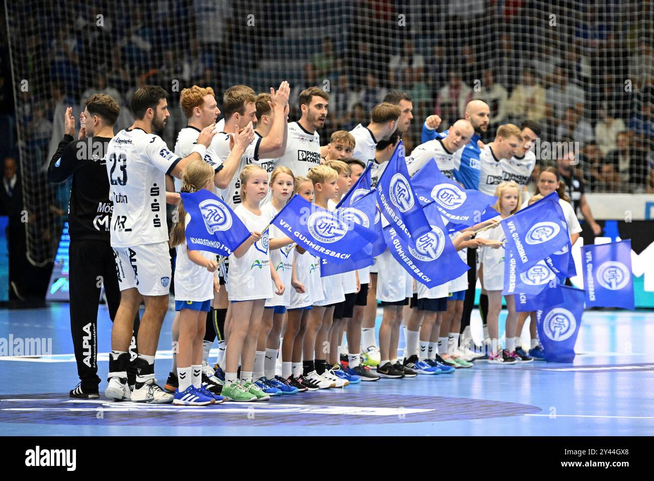 Die Mannschaft des TBV Lemgo Lippe vor dem Auswaertsspiel in der Schwalbe Arena beim VfL Gummersbach VfL Gummersbach vs. TBV Lemgo Lippe, Handball, Daikin 1. Bundesliga, 2. Spieltag, Spielzeit 2024-2025, Schwalbe Arena Gummersbach, 15,09.2024 Foto: Eibner-Pressefoto/Jürgen Augst Stockfoto