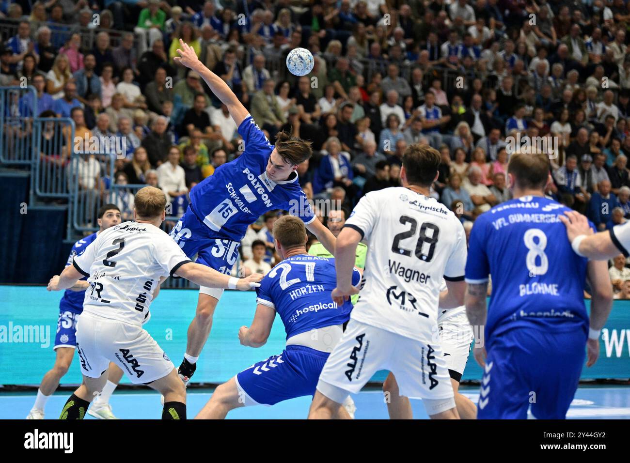 Miro Schluroff (VfL Gummersbach 15) wird von Lukas Hutecek (TBV Lemgo Lippe 2) spektakulaer gestoppt VfL Gummersbach vs. TBV Lemgo Lippe, Handball, Daikin 1. Bundesliga, 2. Spieltag, Spielzeit 2024-2025, Schwalbe Arena Gummersbach, 15,09.2024 Foto: Eibner-Pressefoto/Jürgen Augst Stockfoto