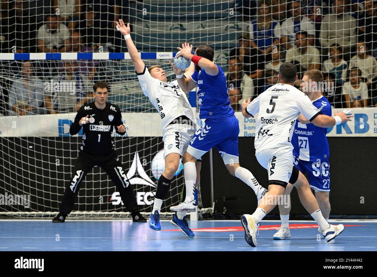 Teitur Einarsson (VfL Gummersbach 14) gegen Lukas Hutecek (TBV Lemgo Lippe 2) und Constantin Moestl (TBV Lemgo Lippe 1) VfL Gummersbach vs. TBV Lemgo Lippe, Handball, Daikin 1. Bundesliga, 2. Spieltag, Spielzeit 2024-2025, Schwalbe Arena Gummersbach, 15,09.2024 Foto: Eibner-Pressefoto/Jürgen Augst Stockfoto