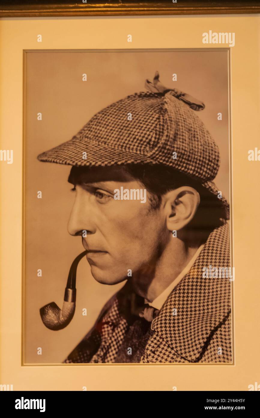 England, Kent, Whitstable, Peter Cushing Wetherspoon Pub, Porträt des Schauspielers Peter Cushing verkleidet als Sherlock Holmes Stockfoto