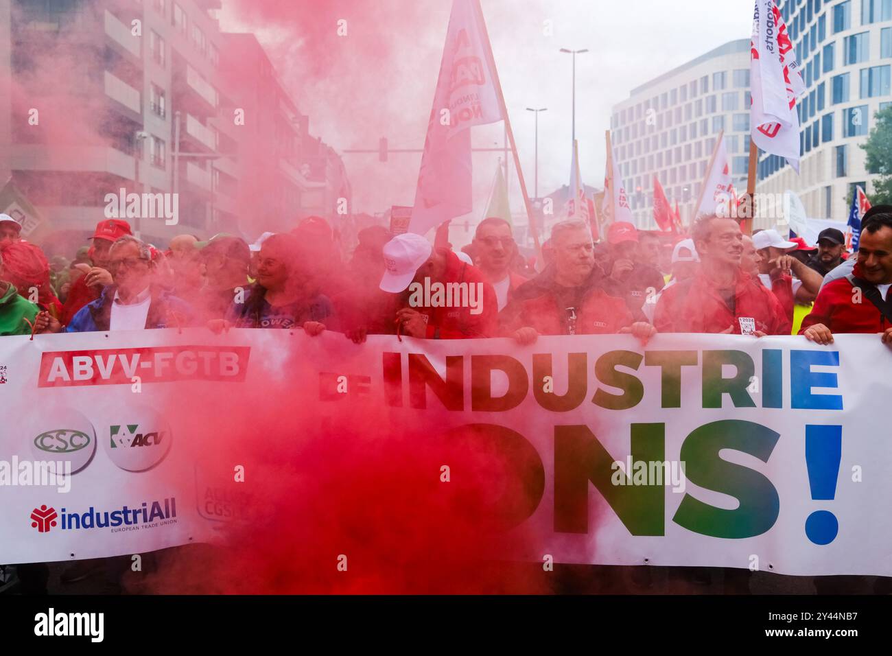 Brüssel, Belgien September 2024. Arbeiter und Gewerkschaften nehmen an einer Demonstration zur Unterstützung der Audi-Arbeiter Teil, nachdem Volkswagen gewarnt hatte, dass das Unternehmen den Brüsseler Standort seiner Luxusmarke Audi in Brüssel, Belgien, schließen könnte 16. September 2024 Credit: ALEXANDROS MICHAILIDIS/Alamy Live News Stockfoto