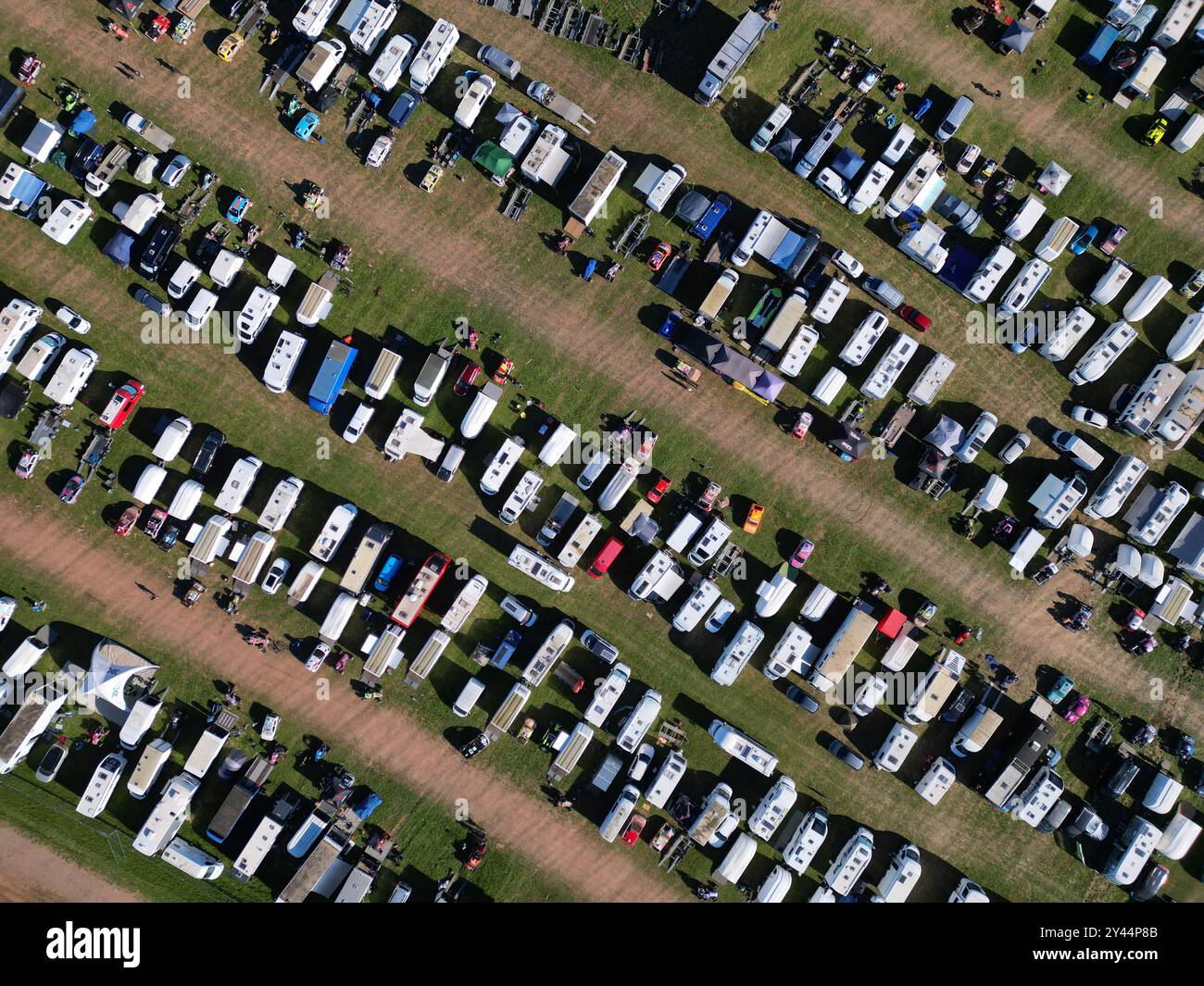 Autograss Motorsport Wettbewerber Wohnmobile und Unterstützungsfahrzeuge, die vor Ort für Rennen geparkt werden Stockfoto