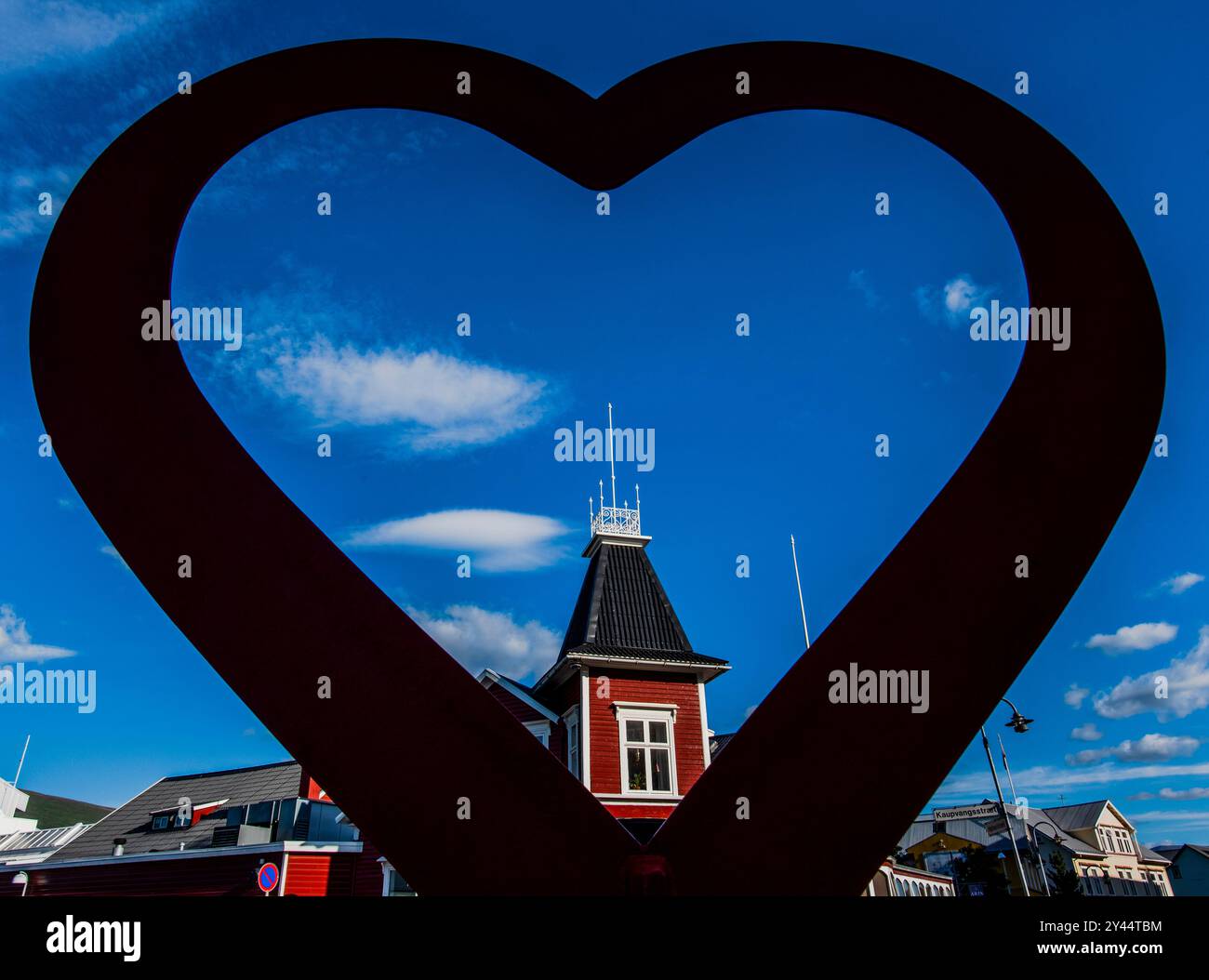 Big Heart umrahmt ein historisches Haus in Akureyri in Nordisland Stockfoto