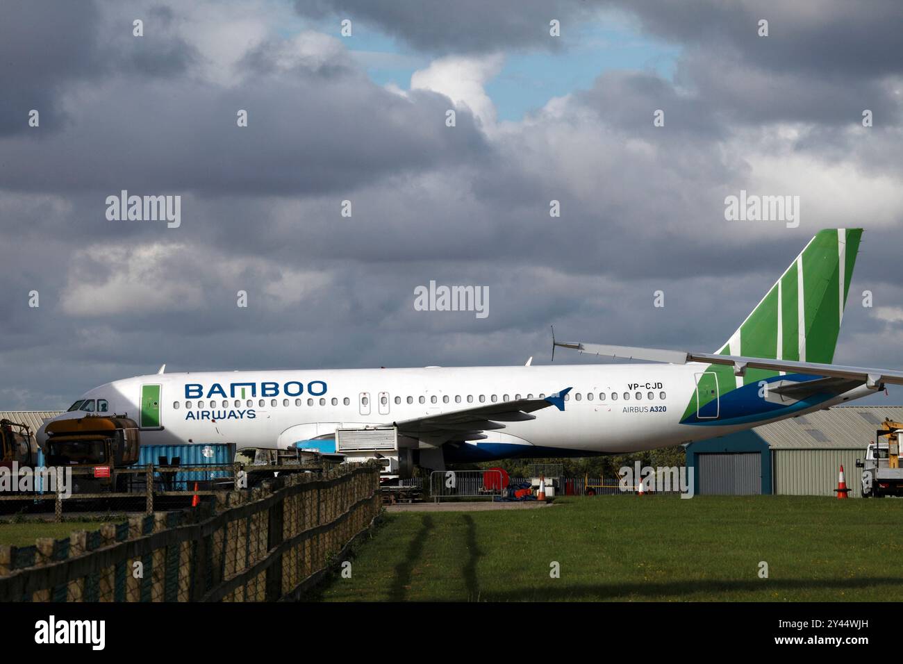 Bamboo Airways Airbus A320-232 wird am Flughafen Kemble Cotwold abgeholt. Stockfoto