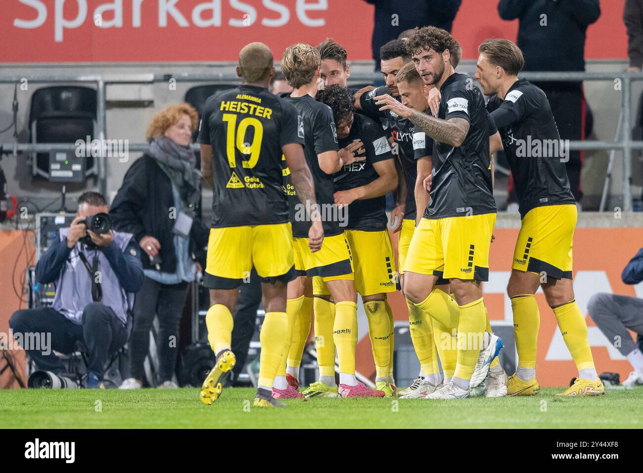 15.09.24, Fußball: 3. Liga, Saison 2024/2025, 05. Spieltag, TSV Alemannia Aachen vs. Viktoria Köln 1904 e.V. im Tivoli in Aachen. Die Aachener Spieler feiern das Tor zum 1:0. Wichtiger Hinweis: Gemaess den Vorgaben der DFL Deutsche Fussball Liga bzw. Des DFB Deutscher Fussball-Bund ist es untersagt, in dem Stadion und/oder vom Spiel angefertigte Fotoaufnahmen in Form von Sequenzbildern und/oder videoaehnlichen Fotostrecken zu verwerten bzw. Verwerten zu lassen. Foto: Kirchner-Media/TH Stockfoto