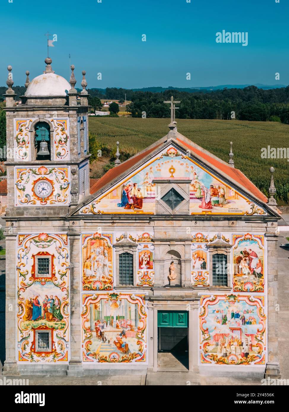 Drohnenansicht der Kirche Matriz Santa Maria de Valega in Portugal Stockfoto