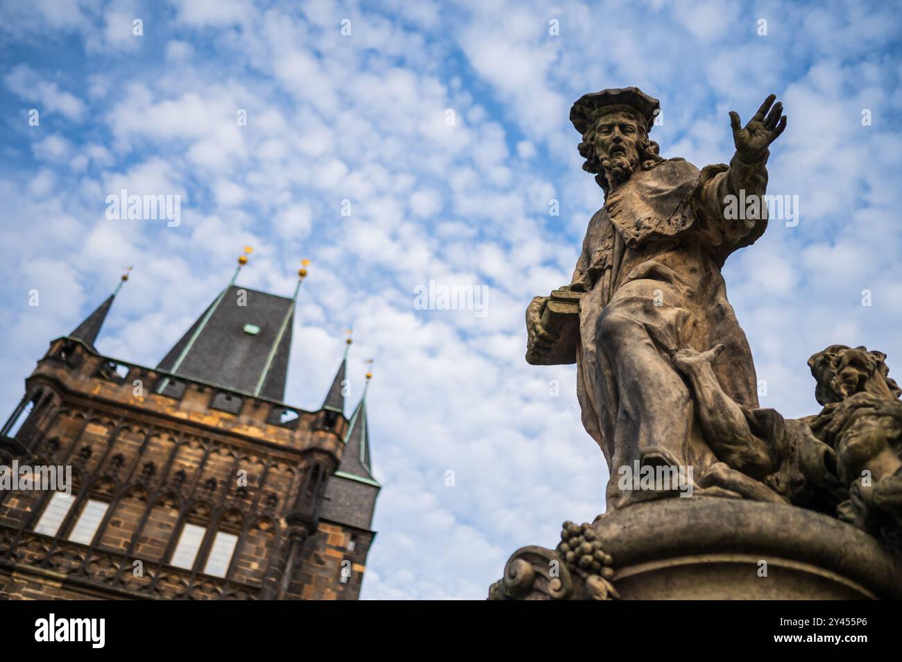 Statue des Heiligen Ivo von Kermartin und alter Turm an der Karlsbrücke in Prag Stockfoto