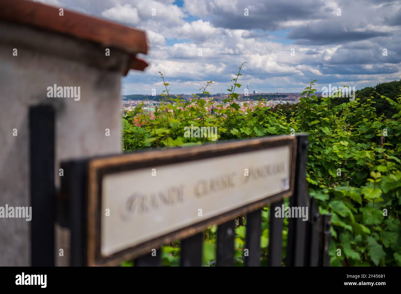 Blick auf die Skyline von Prag vom Grande Classic Panorama Stockfoto