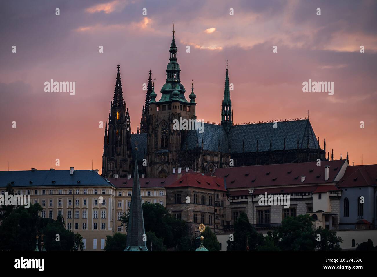 Blick auf die Skyline der Stadt und die Prager Burg (Pražský hrad) bei Sonnenuntergang von der Karlsbrücke in Prag Stockfoto