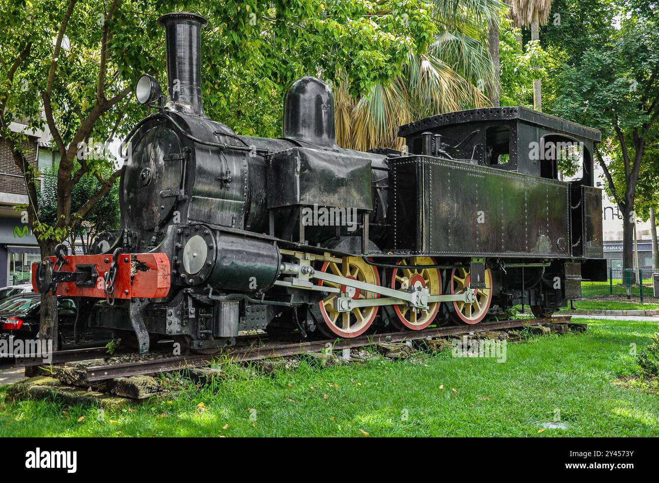 Alte Dampflokomotive auf Kohle von der Alcoy-Gandia-Strecke vor dem Bahnhof Gandia, spanische Schmalspurbahnen. Stockfoto