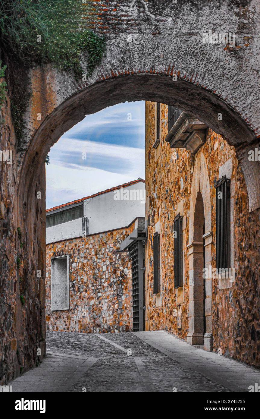 Eine der gewölbten Straßen der historischen und wunderschönen ummauerten Stadt Caceres Stockfoto