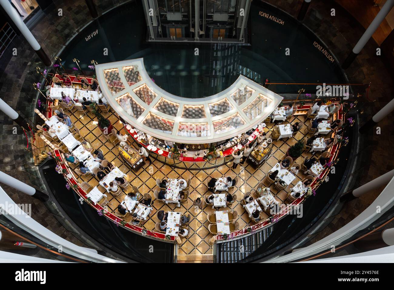 Blick von oben auf den erstklassigen TWG Tea Garden Essbereich im Marina Bay Sands, einer luxuriösen Teemarke aus Singapur. Stockfoto
