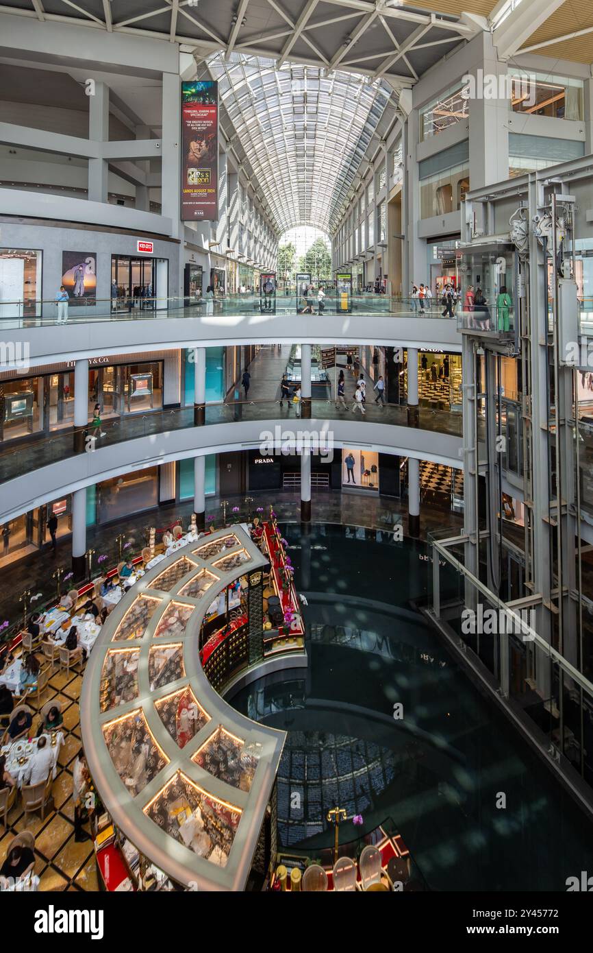 TWG Tea Garden und Marina Bay Sands Innenarchitektur, Touristen können Luxus-Einkaufsmarken und erstklassige Restaurants oder Cafés genießen. Singapur. Stockfoto