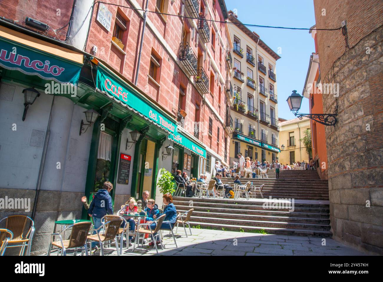 Leute, die auf einer Terrasse sitzen. Nuncio Street, Madrid, Spanien. Stockfoto