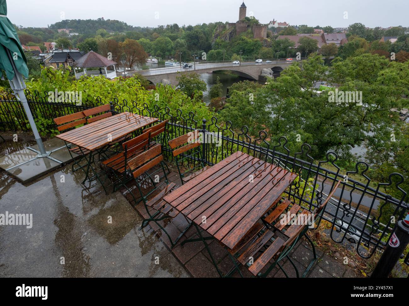 16. September 2024, Sachsen-Anhalt, Halle (Saale): Nasse Stühle und Tische aus einem Biergarten stehen vor der Ruine der Burg Giebichenstein. Die neue Woche beginnt in Sachsen-Anhalt regnerisch und grau. Foto: Hendrik Schmidt/dpa Stockfoto