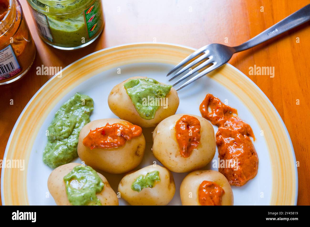 Papas arrugadas mit Mojo-Sauce. Kanarische Inseln, Spanien. Stockfoto