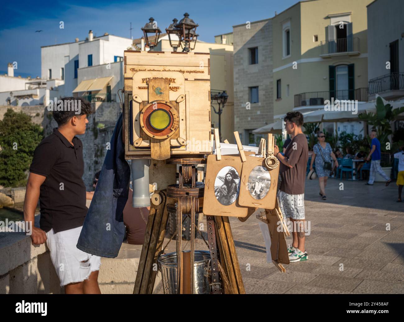 A Pix in a Box großformatige Holzplattenkamera, die Touristen Schwarzweiß-FotoSouvenirs im Vintage-Stil bietet, Otranto, Apulien, Italien. Stockfoto